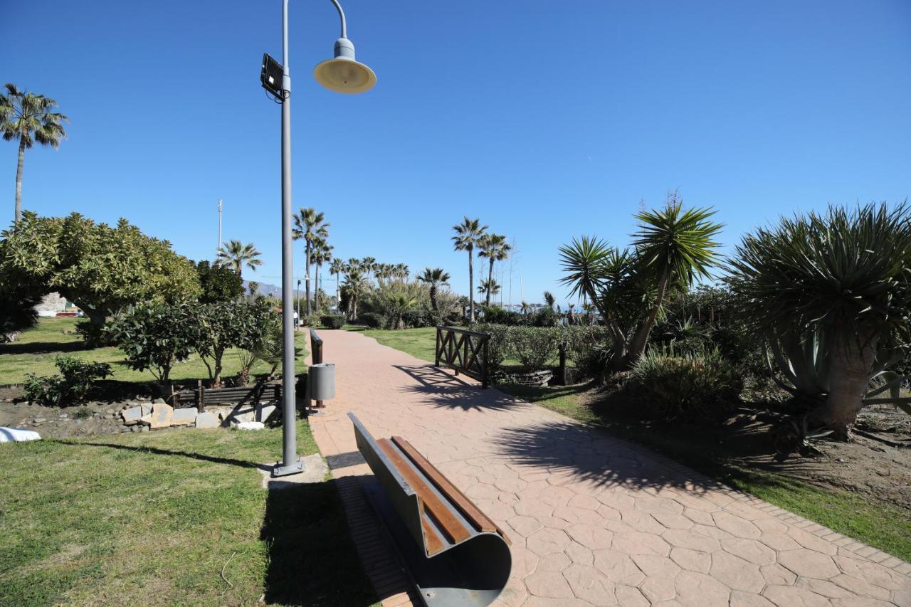 Exceptional Beachfront Complex With Pool In Costalita, Estepona Eksteriør bilde